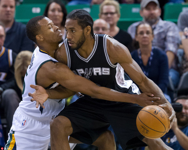 开云-爵士胜马刺，再度成功反超压制对手(爵士vs)